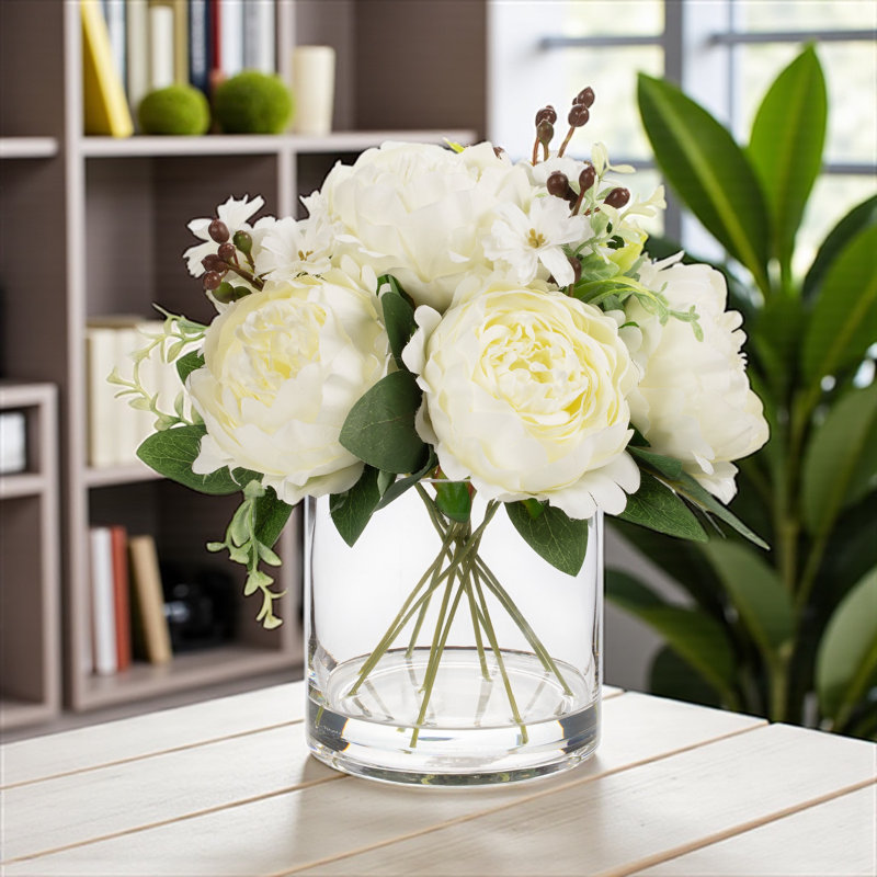 Arrangement de fleurs de pivoines artificielles mélangées dans un vase en verre avec de l'eau artificielle (crème)