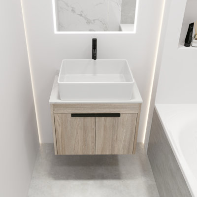 Meuble-lavabo mural 24 po avec cuve en céramique. Chêne blanc moderne. Porte à fermeture en douceur et rangement intérieur abondant dans le placard de la salle de bain. Salle de bain en chêne. Rangement spacieux.