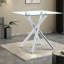 Ensemble de bar moderne avec tabourets réglables en chrome et table en verre pour petites cuisines