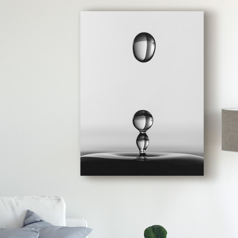 «Water Drops Centered» par Jacqueline Hammer - reproduction de photo sur toile, H 47 po x l 35 po x P 2 po
