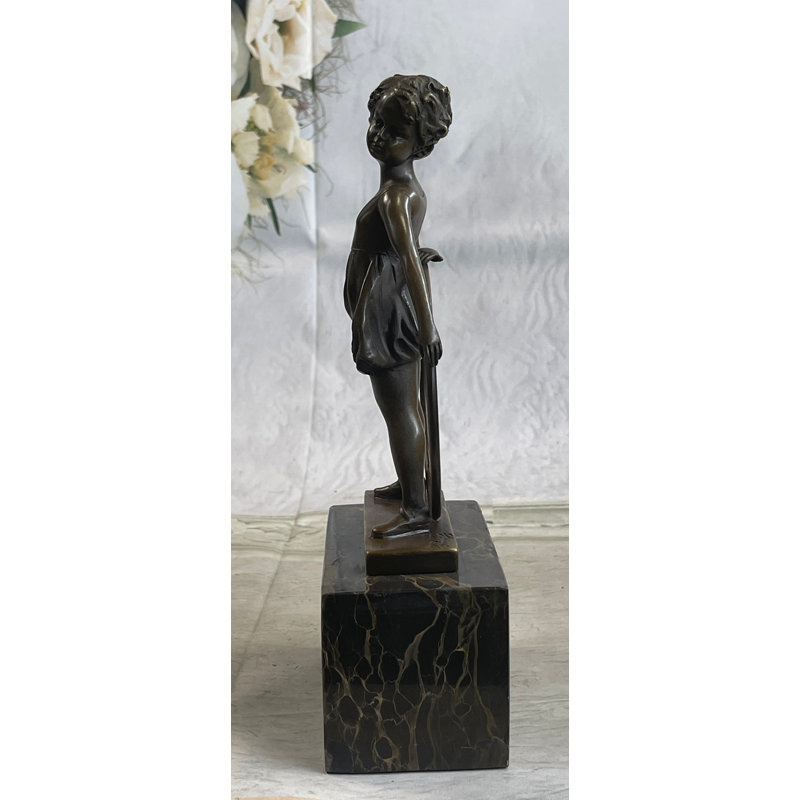 Figurine Attend jolie fille jouant avec serre-livres