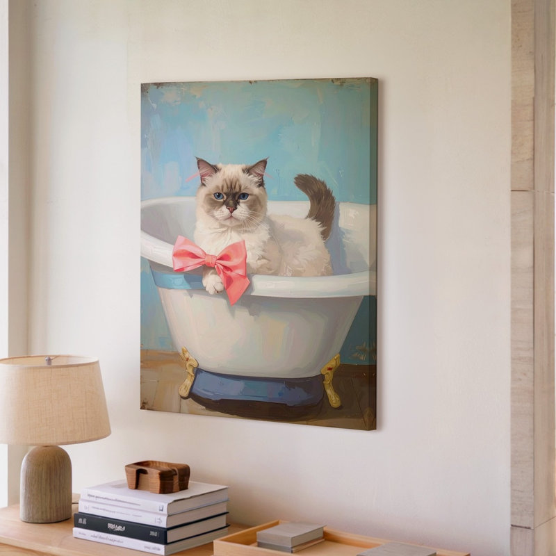 Reproduction d'art fantaisiste ludique d'un chat assis dans une baignoire de couleur pastel, H 14 po x l 11 po