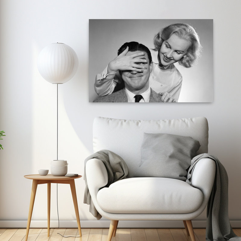 Art mural rétro des années 1950, femme debout derrière un homme avec la main au-dessus de ses yeux, H 24 po x l 36 po