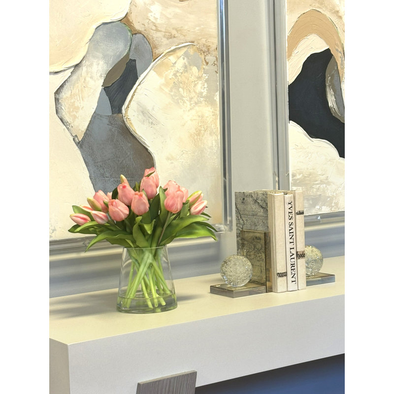 Vraies tulipes dans un vase en verre, Rose
