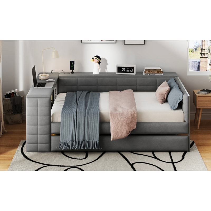 Lit tapissier gris pleine grandeur avec tablettes de rangement, bureau, station de charge et lit gigogne pour une plateforme de séjour confortable avec revêtement, rangement intégré, chambre à coucher écoénergétique