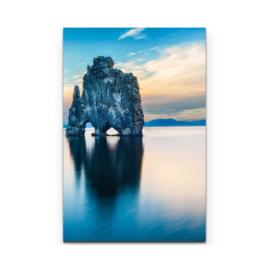 Leinwandbild Hvitserkur Felsen im Meer mit Spiegelung – Island