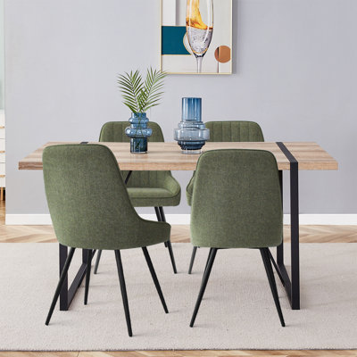Ensemble repas pour quatre personnes