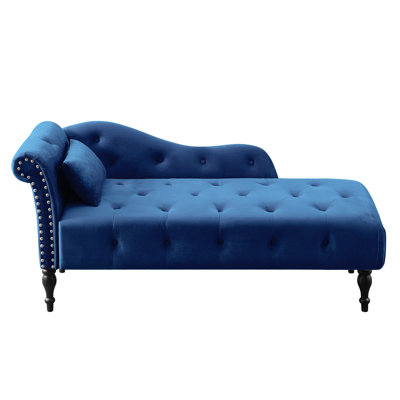 Chaise longue en velours bleu avec boutons, pieds en bois, garniture cloutée - une chaise de retraite élégante, une garniture et un coussin uni créent un environnement serein