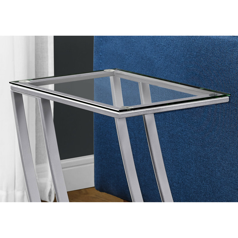 Table d'appoint contemporaine avec piètement en métal en forme de Z et plateau en verre trempé, idéale pour les aires de vie et les chambres à coucher.