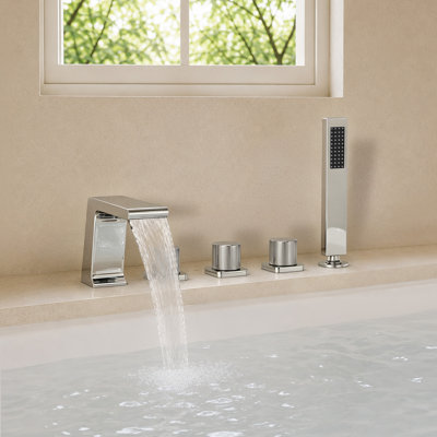 Robinet de baignoire romaine à 3 poignées à fixation sur le comptoir avec bec cascade et douche à main