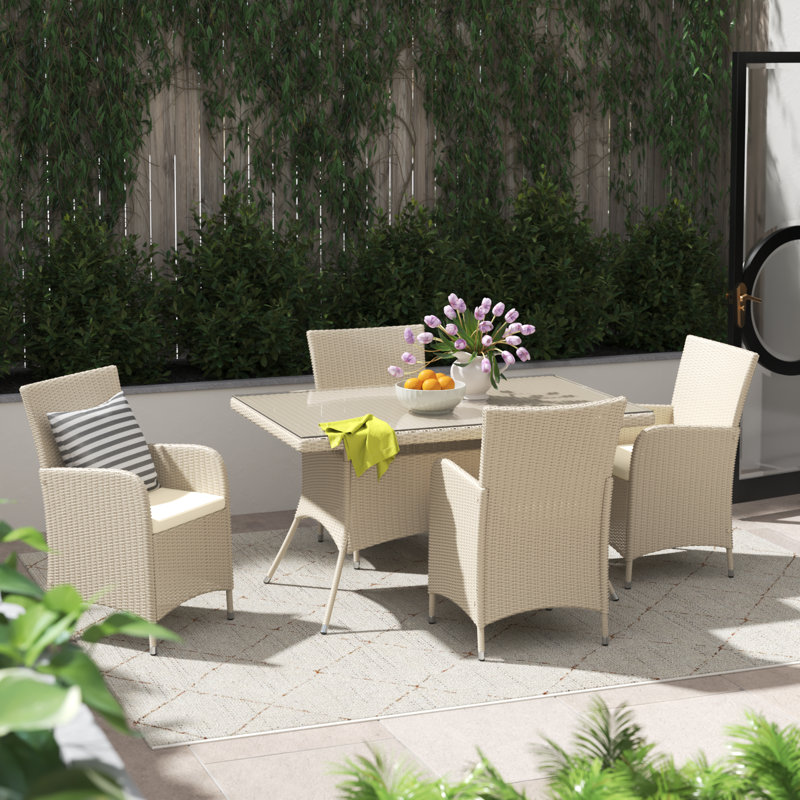 Ensemble de mobilier d'extérieur en osier 5 pièces comprenant une table de bistro rectangulaire avec plateau en verre et 4 fauteuils de balcon avec coussin, crème