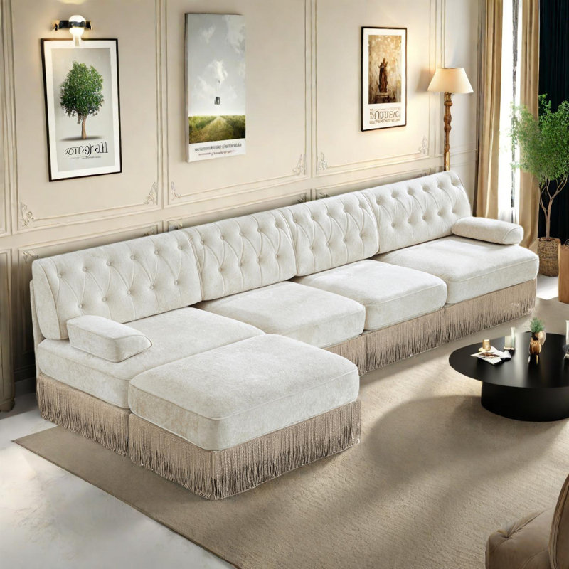 Canapé Chesterfield en forme de L 135 po, tissu en velours, jupe à pampille, accoudoirs carrés, conception ergonomique, Beige