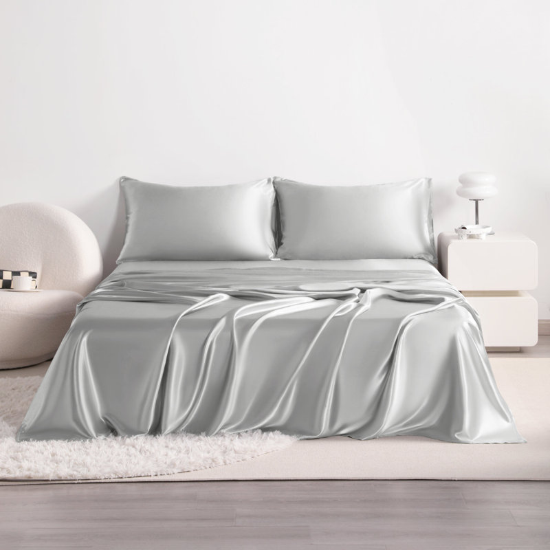 Luxury 4-Piece Satin Sheet Set - Satin Bedding Set, King Bedspread + 4 Additional Pieces, SIlver