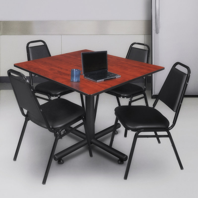 Table de salle de pause carrée Nicklo, 4 chaises empilables, Stratifié cerise, H 29 po x L 48 po x l 48 po