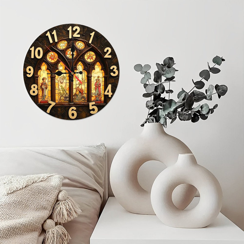 Horloge murale gothique en verre coloré