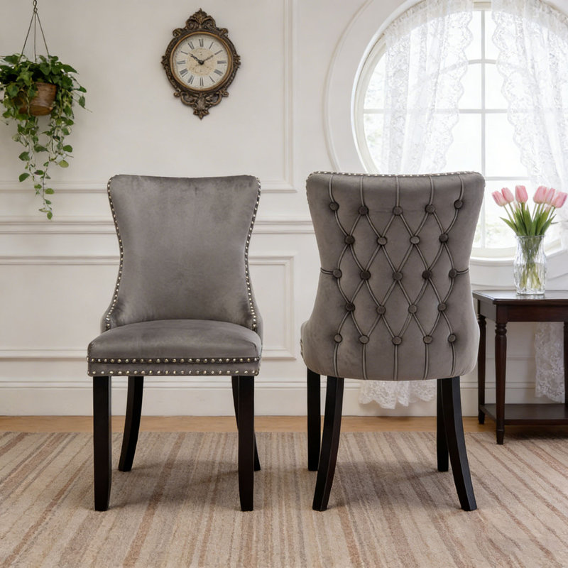 Chaise rembourrée à oreilles avec garniture cloutée et pieds en bois massif, Gris
