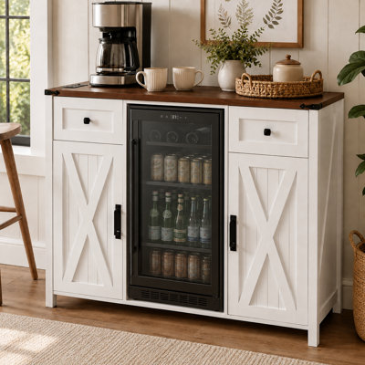 Armoire-bar de style maison de campagne de 53,2 pouces avec mini-réfrigérateur, prise de courant intégrée, buffet cannelé à 2 portes, 2 tiroirs, tablette réglable et support à verres à vin