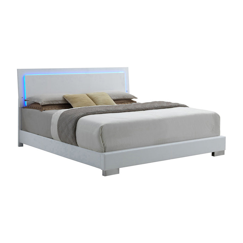 Vyara Bedroom Set in Glossy White, Très grand lit, 4 Pcs: Bed,  Nightstand, Dresser, Mirror