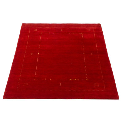 Les tapis Gabbeh sont fabriqués à la main avec des poils très hauts et des motifs très simples et stylisés.