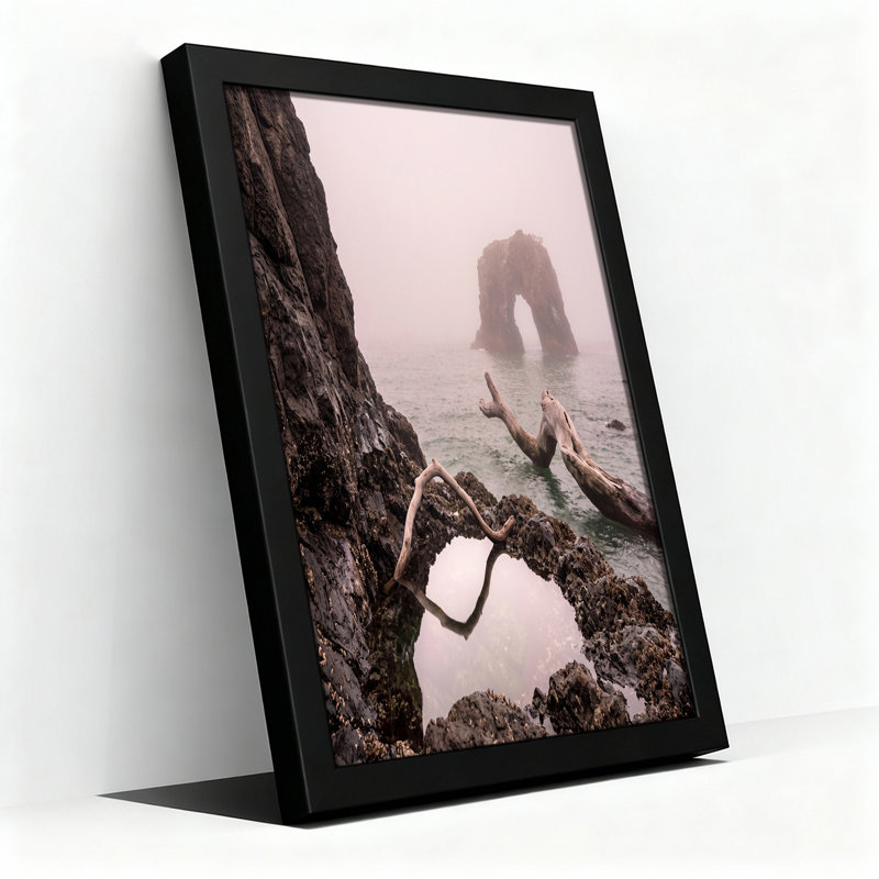 Art mural sur toile Misty Sea Stack Arch and Driftwood, H 28 po x l 40 po