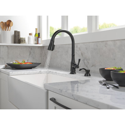 Robinet d'évier de cuisine à bec rétractable avec distributeur de savon Delta Capertee