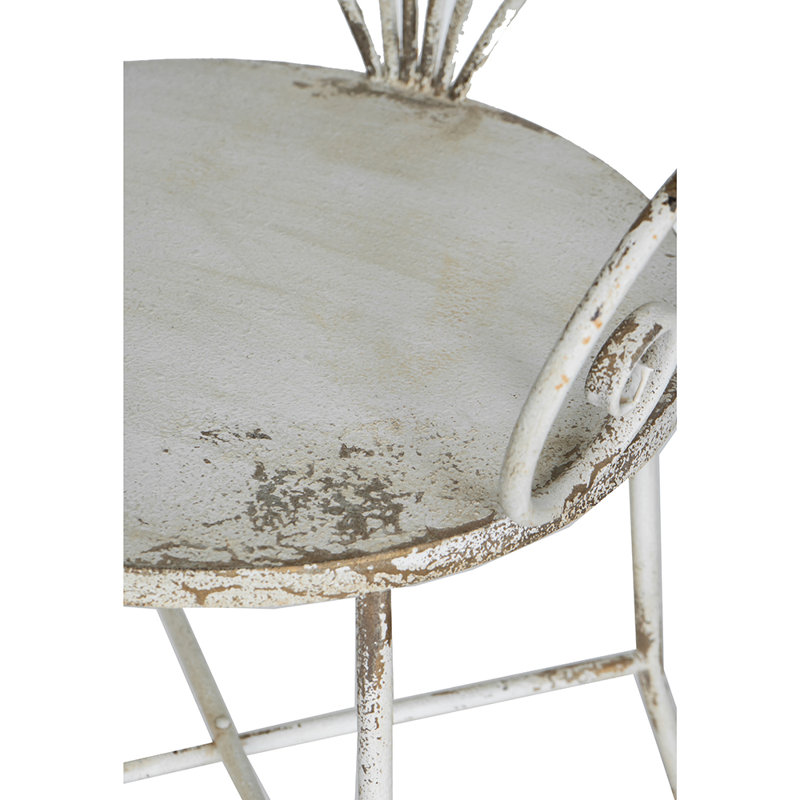 Chaise en fer blanc vieilli 24,5 x 22 x 38 po avec dossier orné d'un éventail