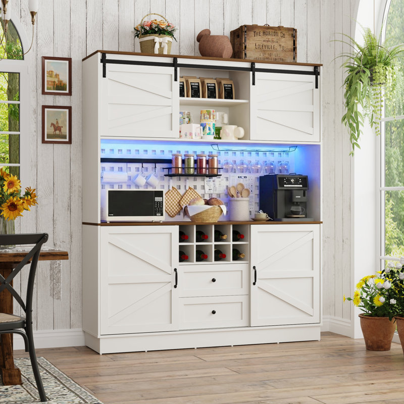 Armoire de rangement pour garde-manger de ferme l 63 po avec prise de courant, armoire à huche de cuisine, grande armoire à café avec support à vin, 4 portes et 2 tiroirs pour la salle à manger