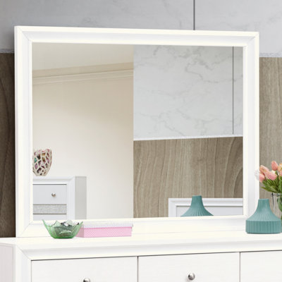 Charmant miroir avec une finition captivante et un attrait polyvalent pour les espaces élégants.