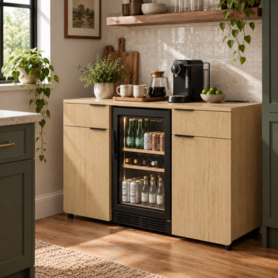 Meuble-bar moderne cannelé de 135 cm de large avec emplacement pour mini-réfrigérateur, tiroirs et pieds réglables — Mini-réfrigérateur non inclus