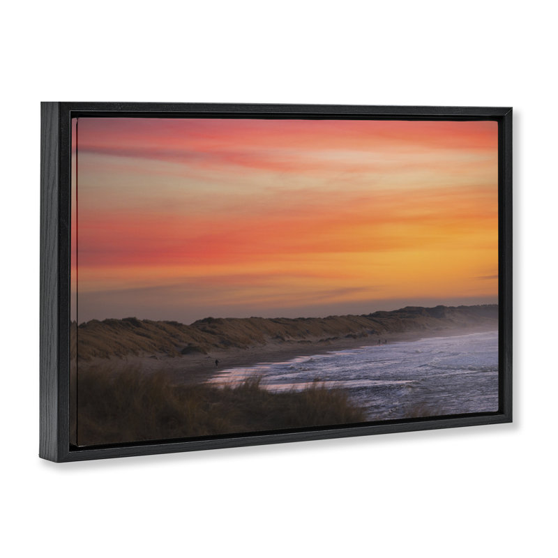 Coucher de soleil orange sur un cadre flottant, par Thomas Tepstad Berge, 17" H x 25" W, Cadre flottant noir de jais