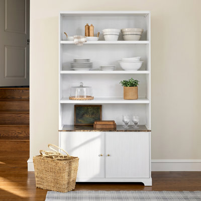 Grande armoire de rangement néo-classique Anwick avec portes cannelées doubles, tablettes ouvertes et plateau décoratif en faux marbre