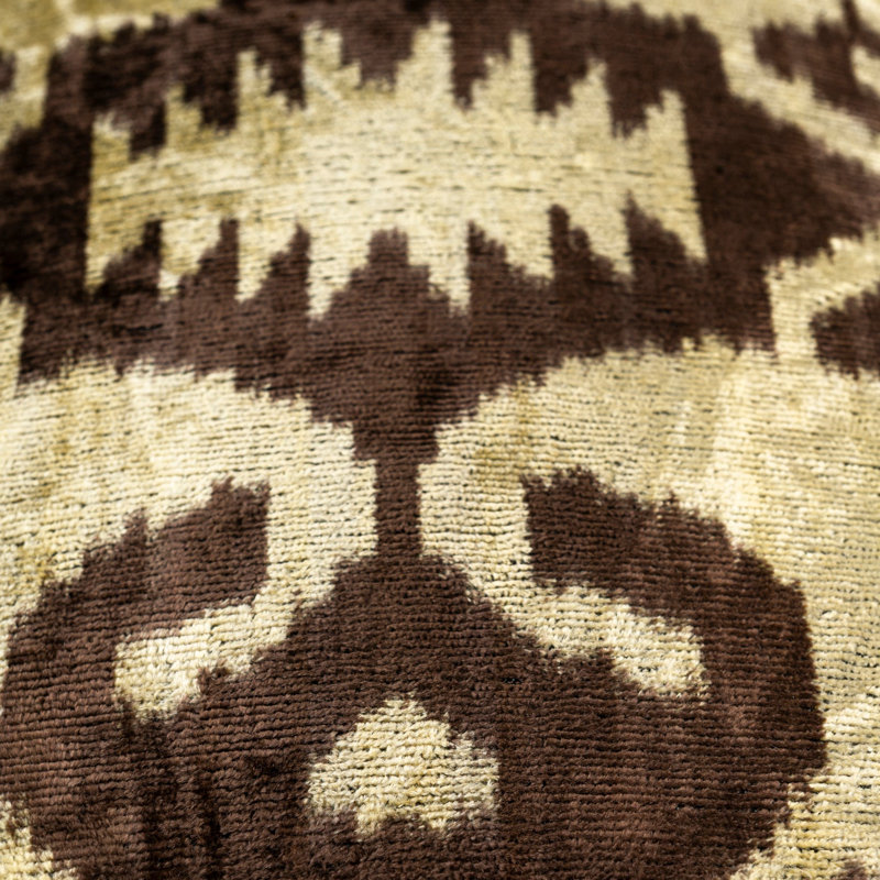 Coussin en velours fait à la main avec insert - motif ikat brun, 16 po x 24 po