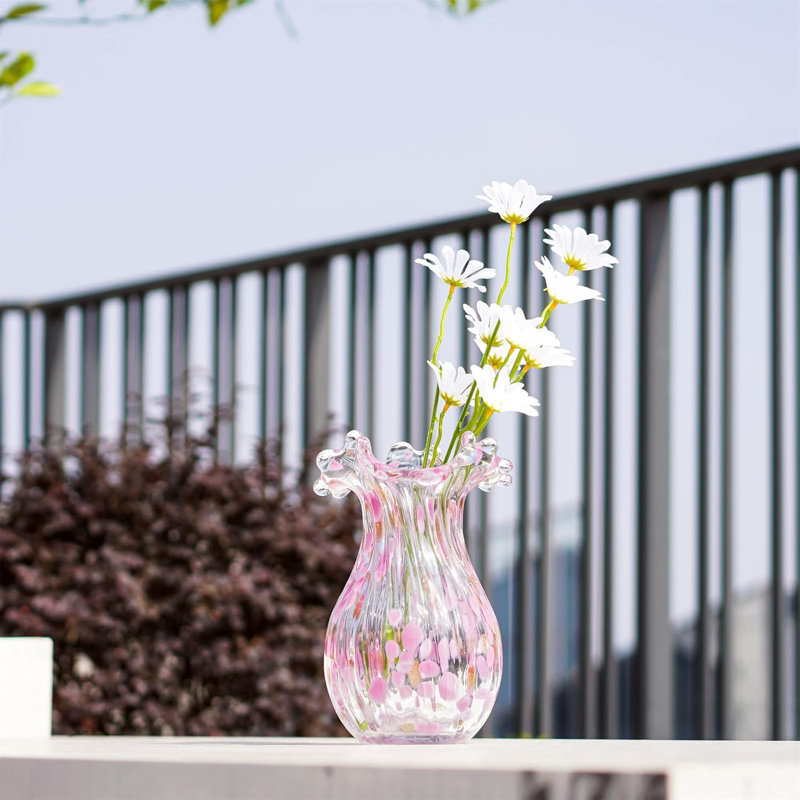 Vase d'art moderne avec pétales roses
