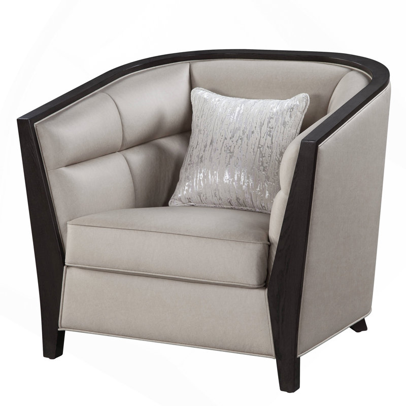 Chaise en tissu beige avec coussin