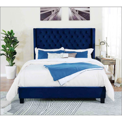 Élégant lit très grand entièrement rembourré avec un design à oreilles capitonné, parfait pour un sommeil luxueux et confortable