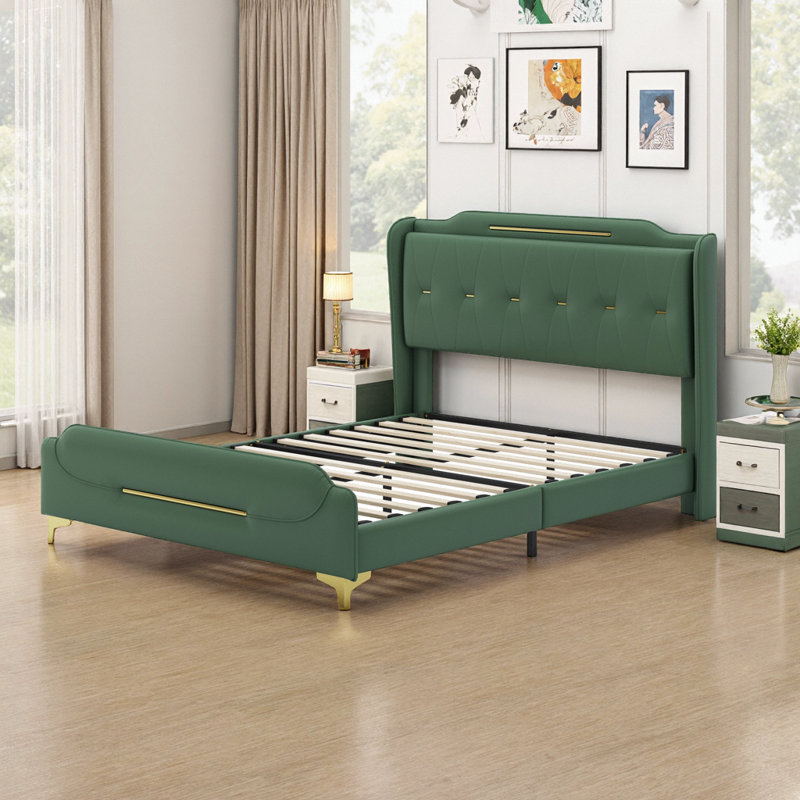 Structure de lit grand format en similicuir vert avec tête et pied de lit à oreilles, détails en métal doré, lit plateforme avec support à lattes en bois