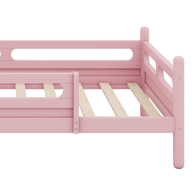 Lit plateforme avec barrières de sécurité, profil bas, un lit plateforme en bois sécurisé avec barrières de sécurité et design à profil bas