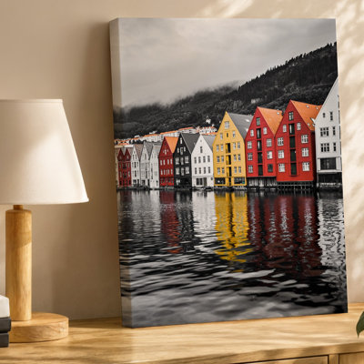 Toile, une scène pittoresque au bord de l'eau de Bergen, en Norvège, présentant une rangée d'art mural de maisons en bois colorées en rouge vif et jaune