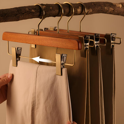 Cintres pour pantalons en bois massif à finition noyer - Système de garde-robe antidérapant sans plis pour maisons de luxe