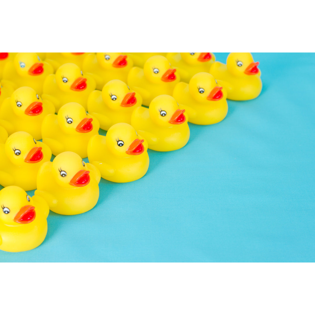 Many Rows Of Yellow Rubber Ducks von Diane Labombarbe - Ohne Rahmen auf Leinwand drucken