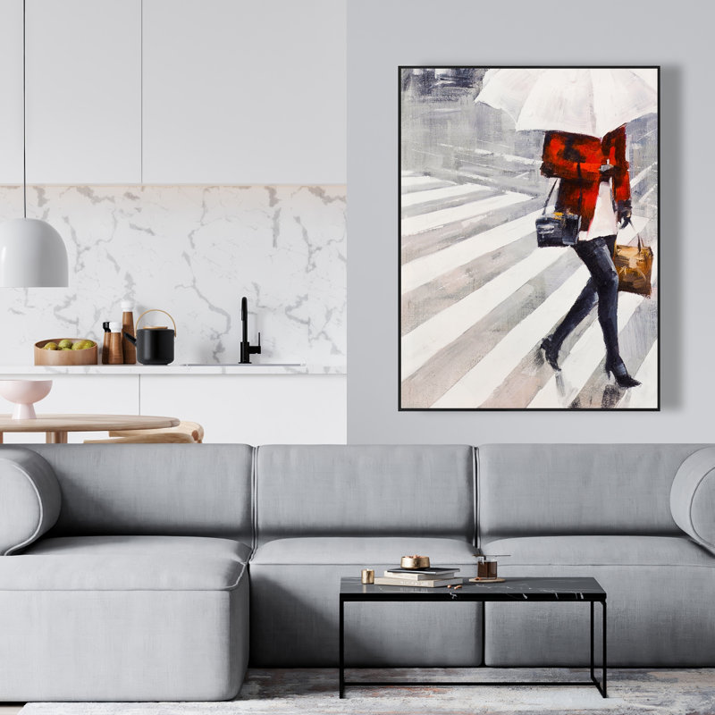 Femme marchant avec un parapluie - décor de toile encadrée rue grise