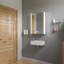Lavabo de salle de bain mural blanc avec trop-plein