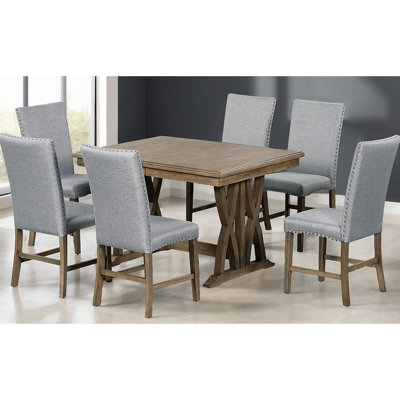 Ensemble de salle à manger 7 pièces en bois massif de style milieu du siècle pour 6 personnes, table rectangulaire brun doré avec piètement à tréteaux et rallonge amovible de 30 cm, chaises grises rembourrées avec dossier capitonné et pieds croisés décoratifs en mousse.