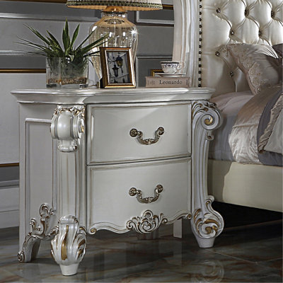 Table de chevet 2 tiroirs avec pieds volutes surdimensionnés, perle antique