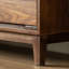 Commode d'appoint en noyer noir dans le salon