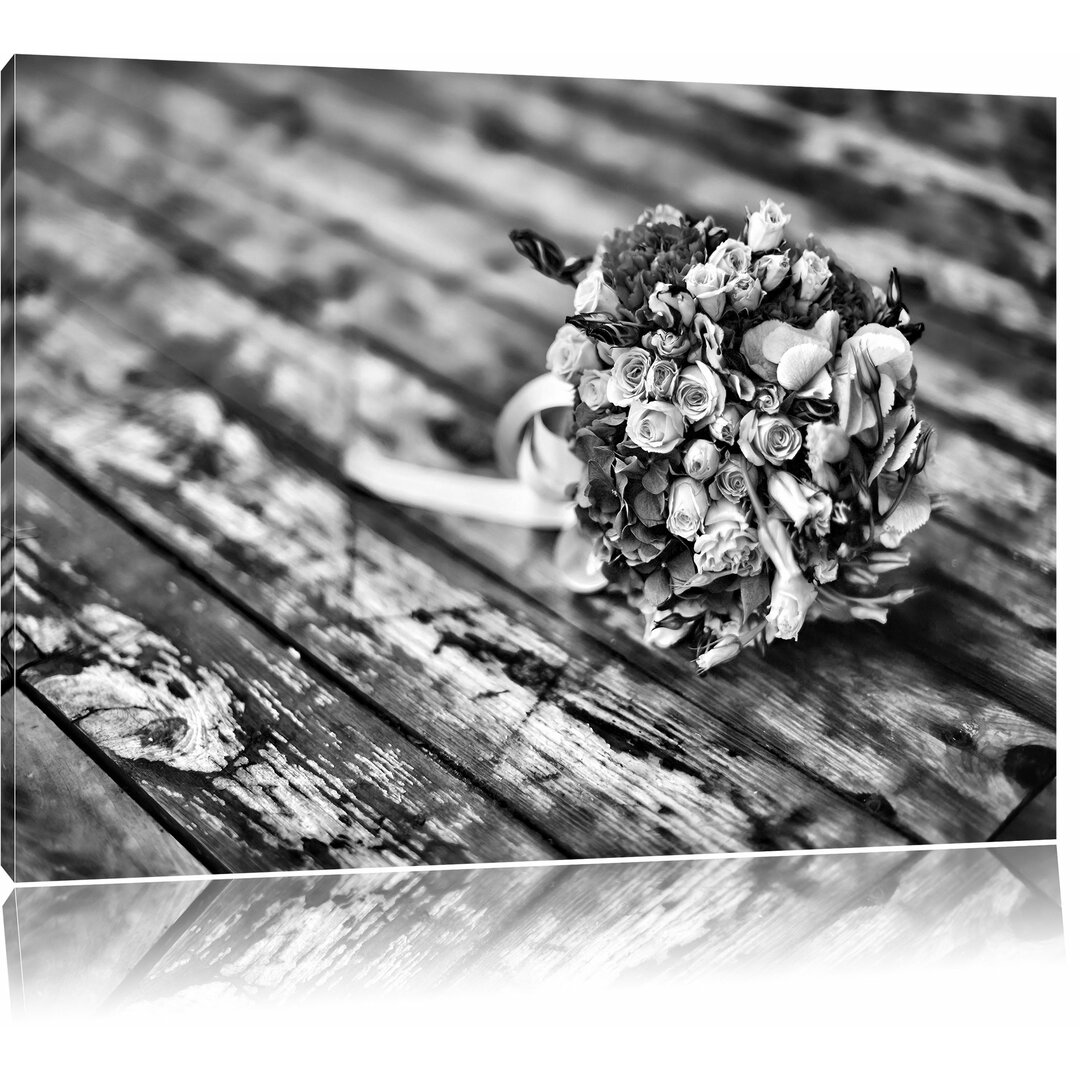 Leinwandbild Blumenstrauß auf altem Holztisch in Monochrom