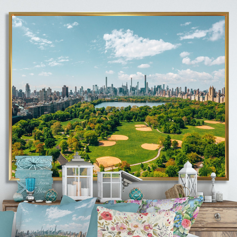 «Futuristic Golf in Central Park», reproduction sur toile, H 30 po x l 40 po x P 1,5 po, Cadre flottant doré
