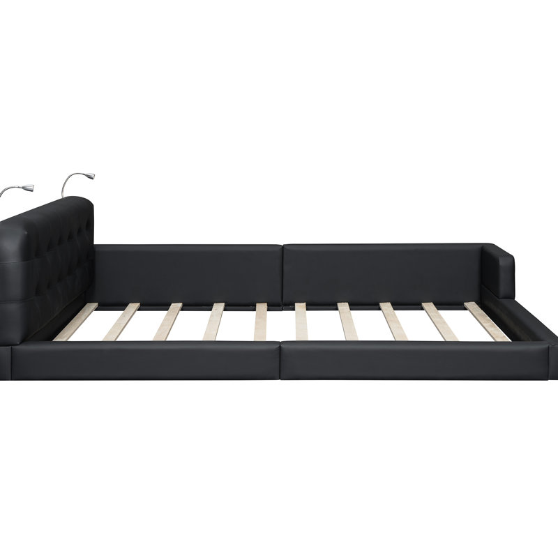 Grand lit tapissier avec 2 lumières de lecture, noir. Cuir haute densité. Beaucoup d'espace pour une bonne nuit de repos. Tête de lit ajustable avec deux lumières. Revêtement en cuir. Spacieux et serein