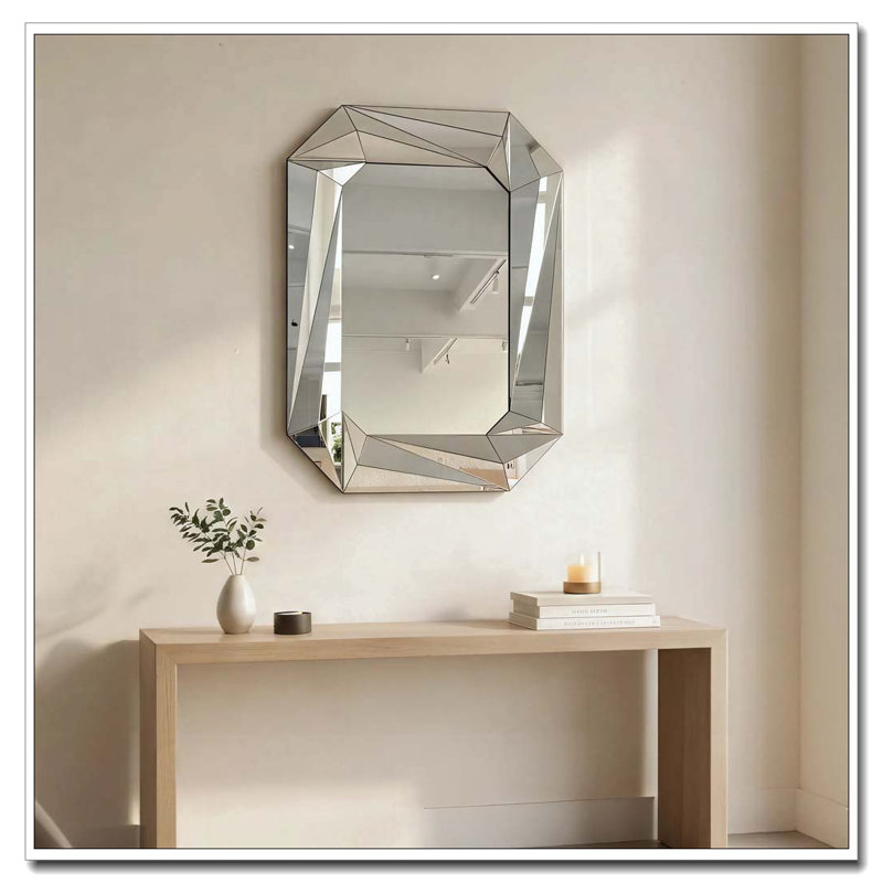 Grand miroir mural en forme de diamant pour décorer un salon élégant