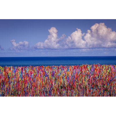 Rubans de souhaits colorés sur un mur et une plage à Porto Seguro - Bahia, Brésil par Agustavop